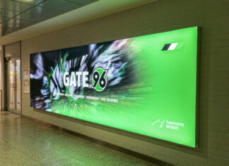 hannover 96 eröffnet „gate 96“ am hannover airport auffälliger hinweis in der vereinsfarben zum gate 96.