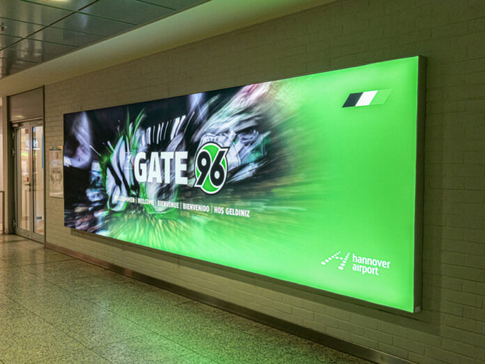 Eröffnung des GATE 96 auf dem Airport Hannover Auffälliger Hinweis in der Vereinsfarben zum GATE 96.