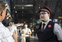 Mitarbeiter des Bahnhofsservice der DB mit Bodycam