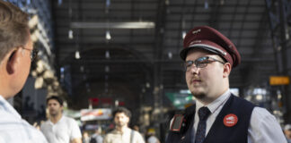 Mitarbeiter des Bahnhofsservice der DB mit Bodycam