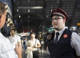 DB führt Bodycams für Servicekräfte an Bahnhöfen ein Mitarbeiter des Bahnhofsservice der DB mit Bodycam