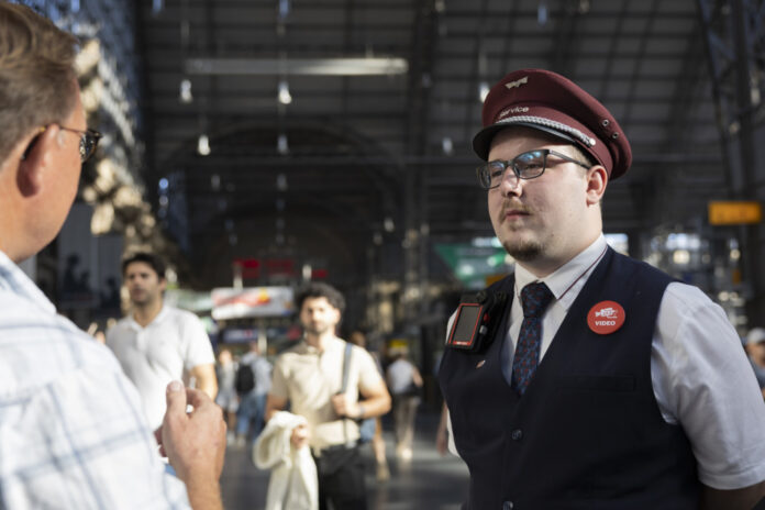 Mitarbeiter des Bahnhofsservice der DB mit Bodycam