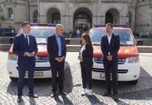 Die Landeshauptstadt Hannover stellt der ukrainischen Partnerstadt Mykolajiw weitere Fahrzeuge zur Verfügung: Fünf Feuerwehr-Mannschaftswagen wurden jetzt auf die Reise in die Ukraine geschickt. Auf dem Foto (v.l.) Borys Drohomyretski, Vizekonsul der Ukraine in Hamburg, Belit Onay, Oberbürgermeister, Linda Mai, Vorsitzende des Blau-Gelben Kreuzes, sowie Axel von der Ohe, Finanz-, Ordnungs- und Feuerwehrdezernent.