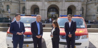 Die Landeshauptstadt Hannover stellt der ukrainischen Partnerstadt Mykolajiw weitere Fahrzeuge zur Verfügung: Fünf Feuerwehr-Mannschaftswagen wurden jetzt auf die Reise in die Ukraine geschickt. Auf dem Foto (v.l.) Borys Drohomyretski, Vizekonsul der Ukraine in Hamburg, Belit Onay, Oberbürgermeister, Linda Mai, Vorsitzende des Blau-Gelben Kreuzes, sowie Axel von der Ohe, Finanz-, Ordnungs- und Feuerwehrdezernent.
