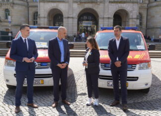 hannover schickt fünf fahrzeuge nach mykolajiw die landeshauptstadt hannover stellt der ukrainischen partnerstadt mykolajiw weitere fahrzeuge zur verfügung: fünf feuerwehr-mannschaftswagen wurden jetzt auf die reise in die ukraine geschickt. auf dem foto (v.l.) borys drohomyretski, vizekonsul der ukraine in hamburg, belit onay, oberbürgermeister, linda mai, vorsitzende des blau-gelben kreuzes, sowie axel von der ohe, finanz-, ordnungs- und feuerwehrdezernent.