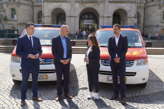 Die Landeshauptstadt Hannover stellt der ukrainischen Partnerstadt Mykolajiw weitere Fahrzeuge zur Verfügung: Fünf Feuerwehr-Mannschaftswagen wurden jetzt auf die Reise in die Ukraine geschickt. Auf dem Foto (v.l.) Borys Drohomyretski, Vizekonsul der Ukraine in Hamburg, Belit Onay, Oberbürgermeister, Linda Mai, Vorsitzende des Blau-Gelben Kreuzes, sowie Axel von der Ohe, Finanz-, Ordnungs- und Feuerwehrdezernent.