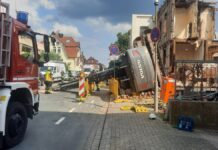 tödlicher arbeitsunfall auf baustelle - bagger kippt bei abrissarbeiten um