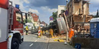 Tödlicher Arbeitsunfall auf Baustelle - Bagger kippt bei Abrissarbeiten um