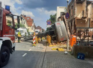 Celle: Mensch stirbt bei Bagger-Unfall auf Baustelle Tödlicher Arbeitsunfall auf Baustelle - Bagger kippt bei Abrissarbeiten um