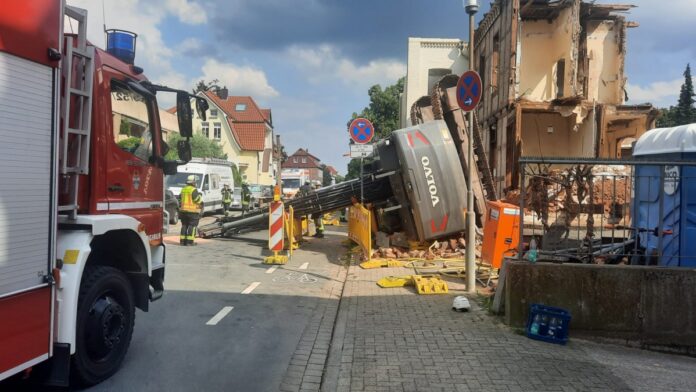 Bagger kippt bei Abrissarbeiten um Tödlicher Arbeitsunfall auf Baustelle - Bagger kippt bei Abrissarbeiten um