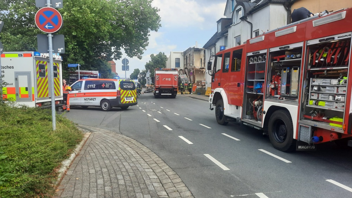celle: mensch stirbt bei bagger-unfall auf baustelle bagger kippt bei abrissarbeiten um