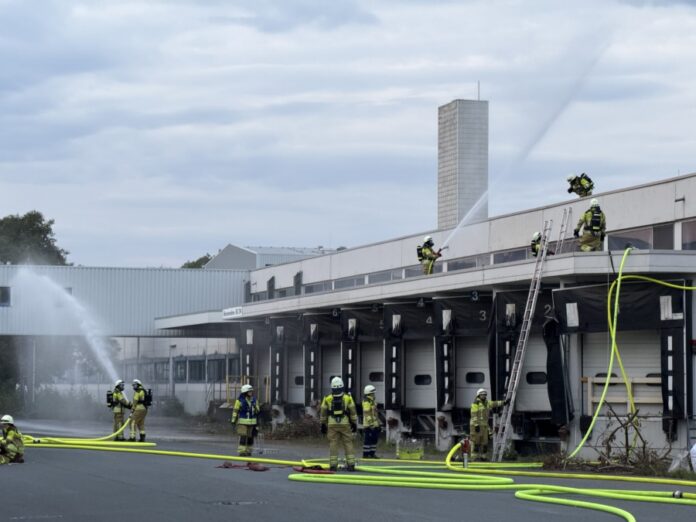 Feuerwehr Langenhagen trainiert Ernstfall Feuerwehr Langenhagen trainiert Ernstfall