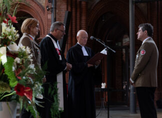 Im Rahmen eines Festgottesdienstes wurde Christian Meyer-Landrut (rechts im Bild) aus dem Amt als ehrenamtliches Mitglied des Bundesvorstandes der Johanniter-Unfall-Hilfe verabschiedet.