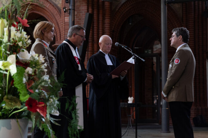 Im Rahmen eines Festgottesdienstes wurde Christian Meyer-Landrut (rechts im Bild) aus dem Amt als ehrenamtliches Mitglied des Bundesvorstandes der Johanniter-Unfall-Hilfe verabschiedet.