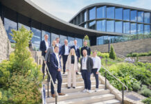 Schwarz Digits und Zscaler starten souveräne Cloud-Sicherheitsplattform für Europa Schwarz Digits, Personen von Zscaler und Schwarz Digits v.l.: Gregor Keller, Jo-Ann Gosemann, Justin Rumpf, Kevin Schwarz Christian Kratzer, Thorsten Pelka, Mike Rich, Bernd Wagner, Sascha Puljic,
