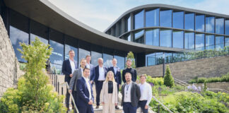Schwarz Digits, Personen von Zscaler und Schwarz Digits v.l.: Gregor Keller, Jo-Ann Gosemann, Justin Rumpf, Kevin Schwarz Christian Kratzer, Thorsten Pelka, Mike Rich, Bernd Wagner, Sascha Puljic,