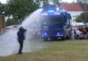 fast 6.000 menschen beim bürgerfest der bundespolizei vorführung - wasserwerfer im einsatz.