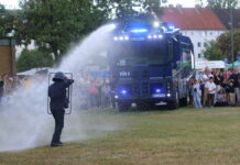 Vorführung - Wasserwerfer im Einsatz.