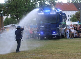 Vorführung - Wasserwerfer im Einsatz.