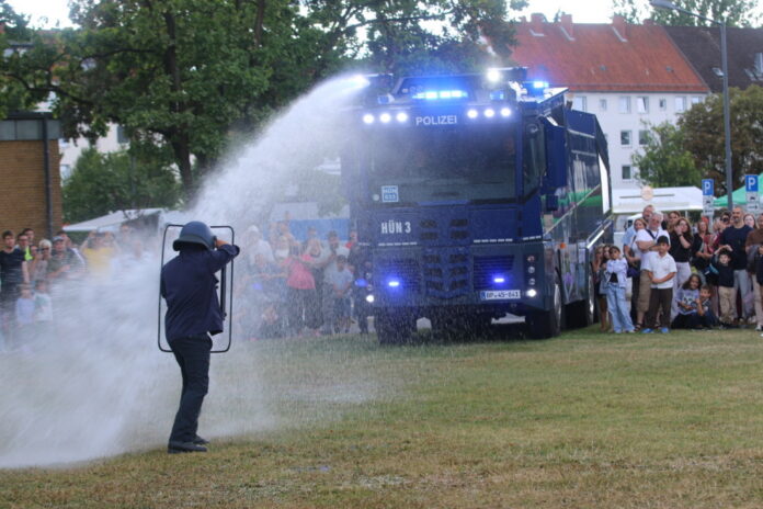 Wasserwerfer im Einsatz Vorführung - Wasserwerfer im Einsatz.