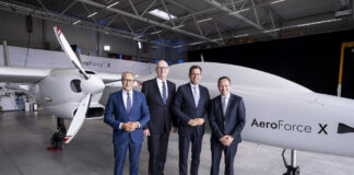 Rollout der AeroForce X von Aerodata (v.l.n.r.): Neset Tükenmez, CEO Aerodata, Dietmar Woidke, Ministerpräsident Brandenburg, Olaf Lies, Ministerpräsident Niedersachsen, und Ole Vörsmann, Projektleiter bei Aerodata.