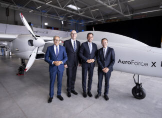 rollout der aeroforce x von aerodata (v.l.n.r.): neset tükenmez, ceo aerodata, dietmar woidke, ministerpräsident brandenburg, olaf lies, ministerpräsident niedersachsen, und ole vörsmann, projektleiter bei aerodata.