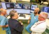 exzellentes beispiel für teamspirit, digitalität und standortübergreifende vernetzung in der krankenversorgung: niedersachsens gesundheitsminister dr. andreas philippi (2. v. l.) informiert sich bei dr. michael sasse, dr. henning rathert und prof. dr. philipp beerbaum über das telepin.