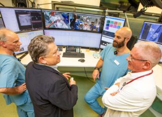 telemedizin für schwerkranke kinder: mhh baut netzwerk telepin aus exzellentes beispiel für teamspirit, digitalität und standortübergreifende vernetzung in der krankenversorgung: niedersachsens gesundheitsminister dr. andreas philippi (2. v. l.) informiert sich bei dr. michael sasse, dr. henning rathert und prof. dr. philipp beerbaum über das telepin.