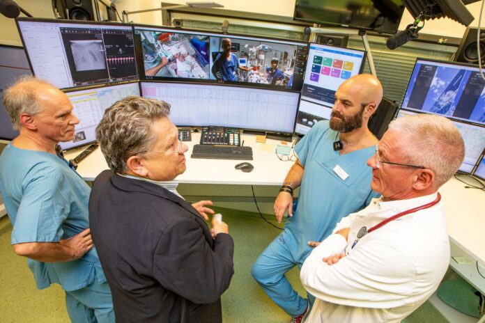 TelePIN - Telemediziin Exzellentes Beispiel für Teamspirit, Digitalität und standortübergreifende Vernetzung in der Krankenversorgung: Niedersachsens Gesundheitsminister Dr. Andreas Philippi (2. v. l.) informiert sich bei Dr. Michael Sasse, Dr. Henning Rathert und Prof. Dr. Philipp Beerbaum über das TelePIN.