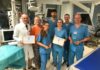 freuen sich über den pj-preis (v.l.): klinikdirektor prof. dr. heiner wedemeyer, zuzana boße, die pjler lukas fehlau und julius egge, prof. dr. klaus stahl (hinten) und die pjlerinnen xenia röder und moana witte (vorn).