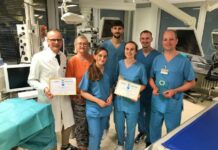 Freuen sich über den PJ-Preis (v.l.): Klinikdirektor Prof. Dr. Heiner Wedemeyer, Zuzana Boße, die PJler Lukas Fehlau und Julius Egge, Prof. Dr. Klaus Stahl (hinten) und die PJlerinnen Xenia Röder und Moana Witte (vorn).