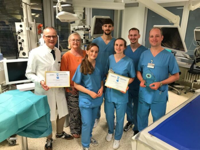 Freuen sich über den PJ-Preis (v.l.): Klinikdirektor Prof. Dr. Heiner Wedemeyer, Zuzana Boße, die PJler Lukas Fehlau und Julius Egge, Prof. Dr. Klaus Stahl (hinten) und die PJlerinnen Xenia Röder und Moana Witte (vorn).