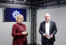 Daniela Behrens, Niedersachsens Ministerin für Inneres, Sport und Digitalisierung mit LKA-Präsident Thorsten Massinger bei der Vorstellung des XR-Lab.für digitale Tatortarbeit beim LKA Niedersachsen.