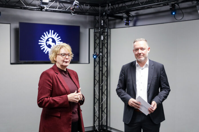 Daniela Behrens, Niedersachsens Ministerin für Inneres, Sport und Digitalisierung mit LKA-Präsident Thorsten Massinger bei der Vorstellung des XR-Lab.für digitale Tatortarbeit beim LKA Niedersachsen.