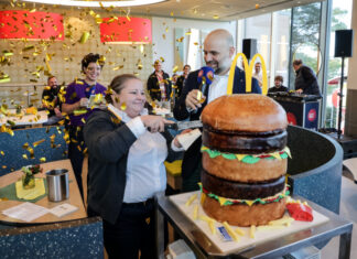 mcdonald’s in langenhagen nach umfangreichem umbau offiziell eröffnet mcdonald’s-franchisenehmer david ehmann und restaurantleiterin nadeschda maier schneiden gemeinsam den big-mac-kuchen an.