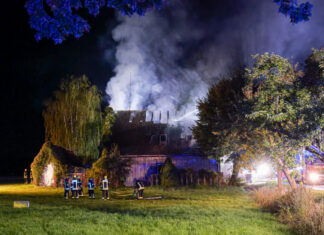 dachstuhlbrand in redderse: wohnhaus nach feuer unbewohnbar dachstuhlbrand gehrden-redderse