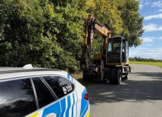 Polizei stoppt ungewöhnliche Fahrt: Bagger mit 20 km/h auf der A7 unterwegs Bagger auf der BAB 7 unterwegs zwischen Hannover-Laatzen und Hildesheim Drispenstedt