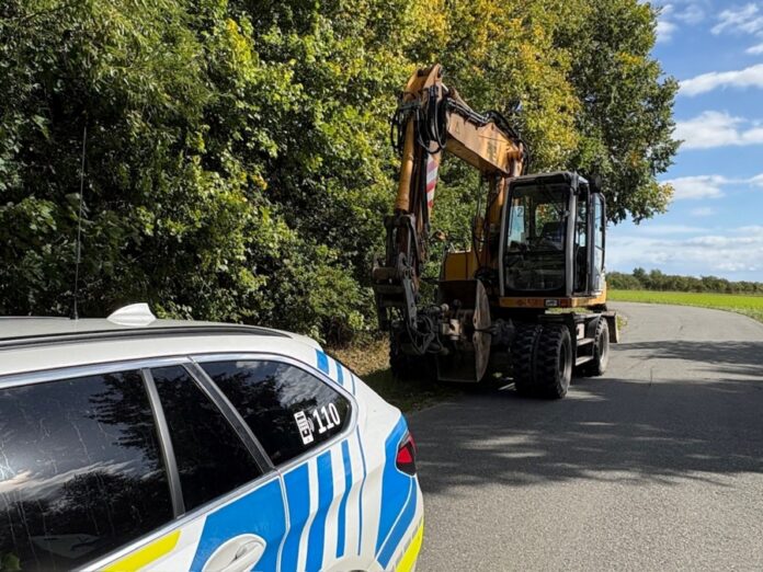 Bagger auf der BAB 7 unterwegs zwischen Hannover-Laatzen und Hildesheim Drispenstedt