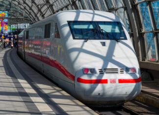 ice 1 am gleis 11 im berliner hbf