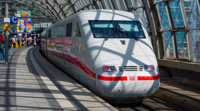 ICE 1 am Gleis 11 im Berliner Hbf
