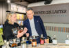 „flying distillery“: hannover gin zieht ins terminal a am hannover airport ein dr. martin roll (rechts) und joerma biernath freuen sich über die eröffnung der flying distillery by hannover gin.