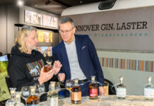 „Flying Distillery“: HANNOVER GIN zieht ins Terminal A am Hannover Airport ein Dr. Martin Roll (rechts) und Joerma Biernath freuen sich über die Eröffnung der Flying Distillery by Hannover Gin.