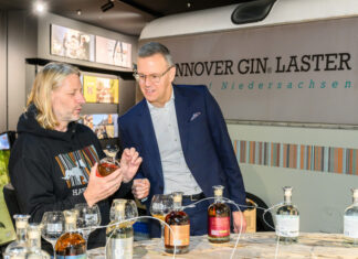 „flying distillery“: hannover gin zieht ins terminal a am hannover airport ein dr. martin roll (rechts) und joerma biernath freuen sich über die eröffnung der flying distillery by hannover gin.