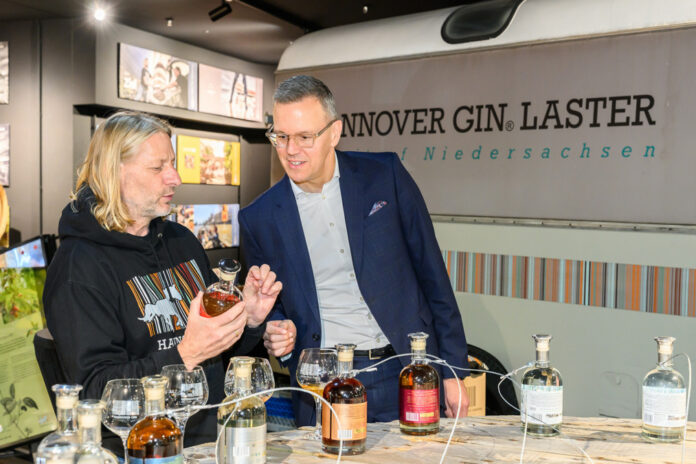 Dr. Martin Roll (rechts) und Joerma Biernath freuen sich über die Eröffnung der Flying Distillery by Hannover Gin.