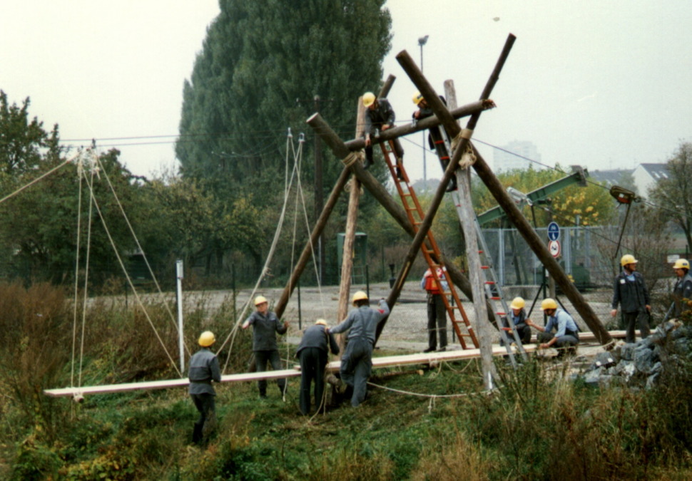 bereits 1986 wurde eine solche konstruktion im rahmen einer ausbildung über die leine errichtet.