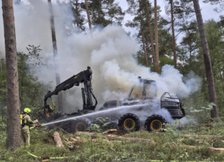 harvester steht im forst rundshorn in vollbrand brennender harvester fordert einsatz der feuerwehr wedemark