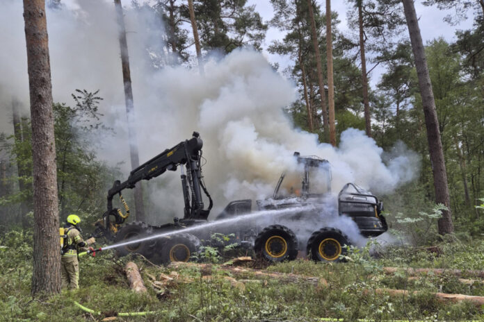 Brennender Harvester fordert Einsatz der Feuerwehr Wedemark Brennender Harvester fordert Einsatz der Feuerwehr Wedemark