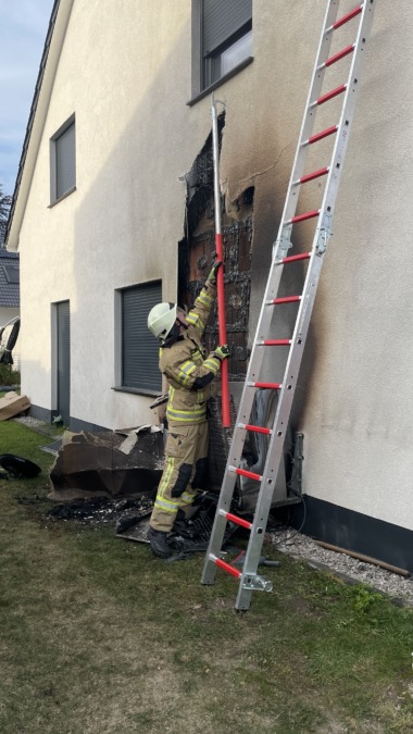 wärmepumpe gerät in ahlten in brand flammen drohen auf wohnhaus überzugreifen