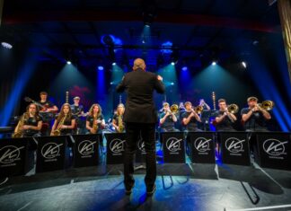 Big Band und Matthias Brodowy spielen für den guten Zweck Die Big Band der Käthe-Kollwitz-Schule unter der Leitung von Michael Thiemann (Copyright: Arne Gehrmann)