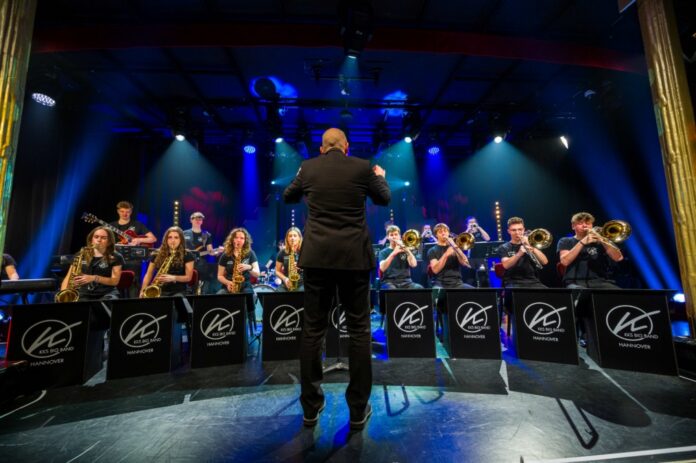 Die Big Band der Käthe-Kollwitz-Schule unter der Leitung von Michael Thiemann (Copyright: Arne Gehrmann) Die Big Band der Käthe-Kollwitz-Schule unter der Leitung von Michael Thiemann (Copyright: Arne Gehrmann)